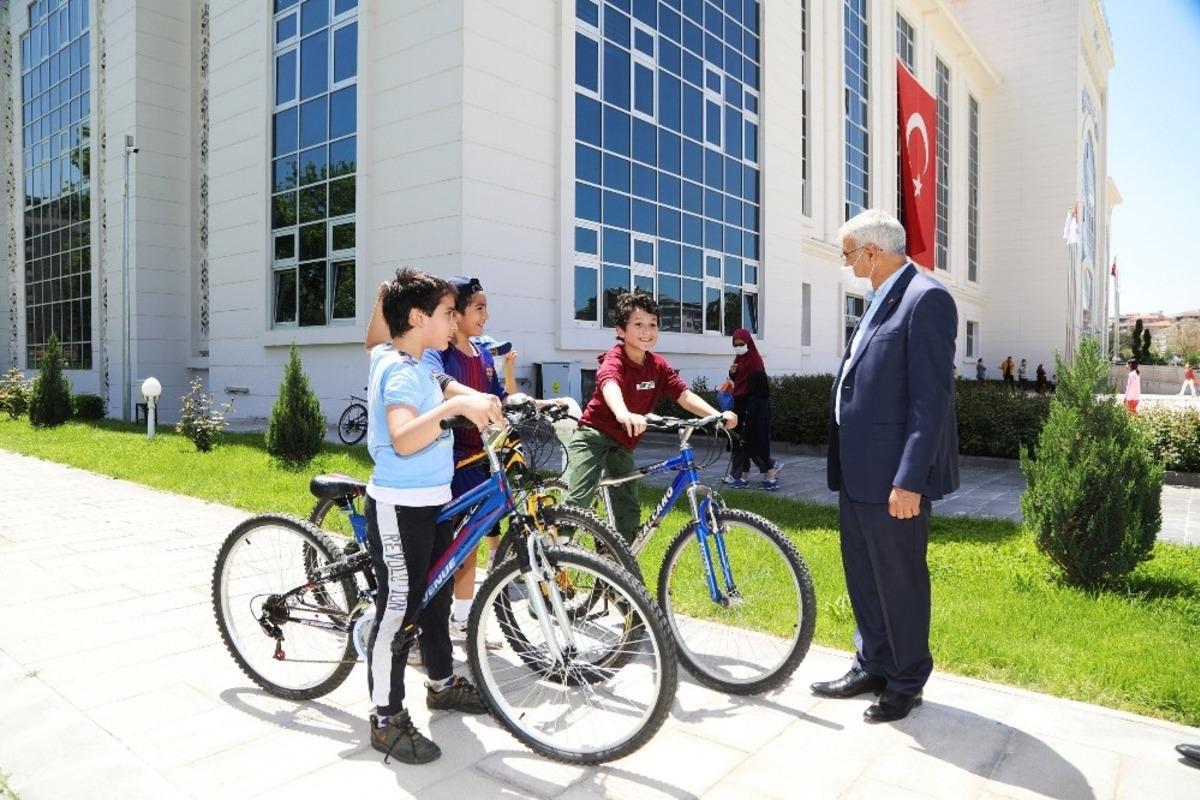Battalgazi Belediyesi&rsquo;nin &ouml;n&uuml;nde renkli g&ouml;r&uuml;nt&uuml;ler