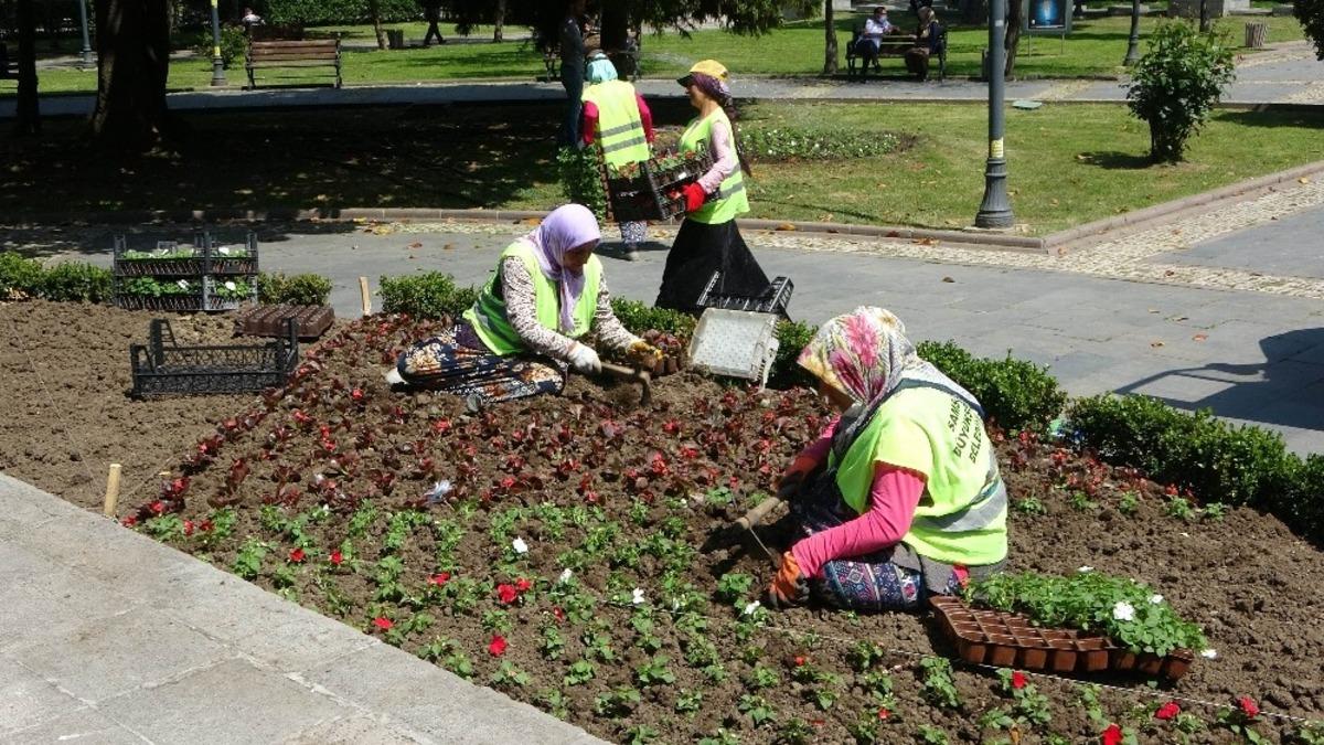 Anıt Park&rsquo;taki &ccedil;i&ccedil;ekler yenilendi