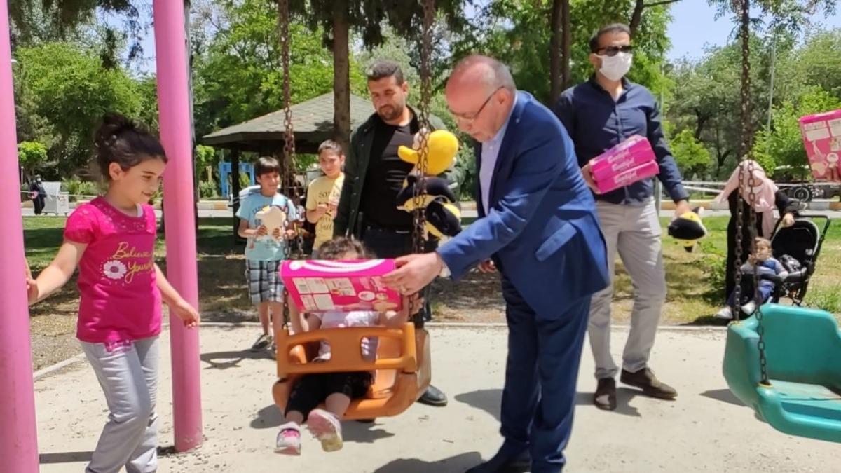 Sokağa &ccedil;ıkan &ccedil;ocuklar &ccedil;ifte mutluluk yaşadı