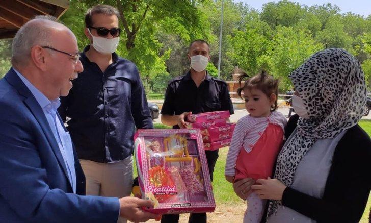 Sokağa çıkan çocuklar çifte mutluluk yaşadı G2