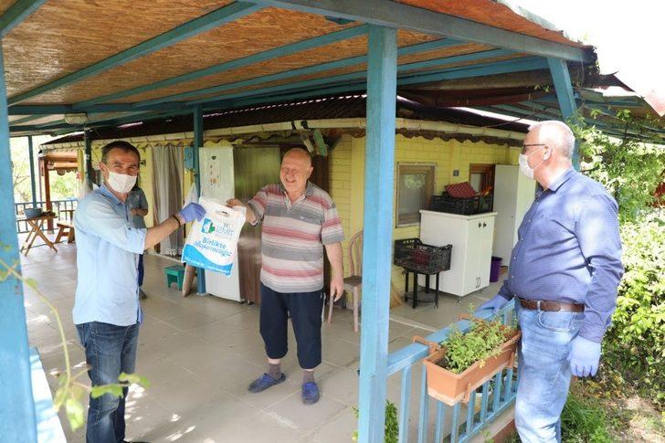 İzmit Belediyesi’nden köy sakinlerine ücretsiz maske ve hijyen seti G2