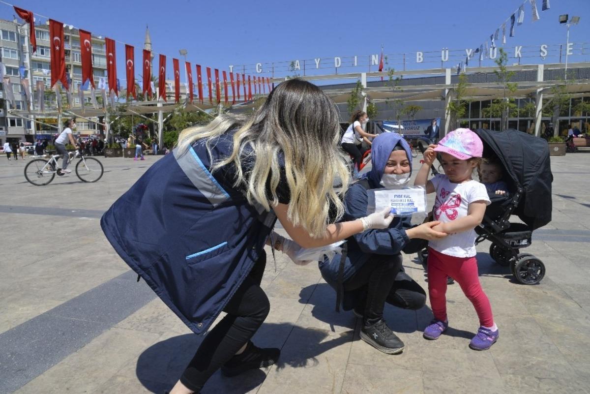 Aydın B&uuml;y&uuml;kşehir Belediyesi &ccedil;ocuklara binlerce maske dağıttı