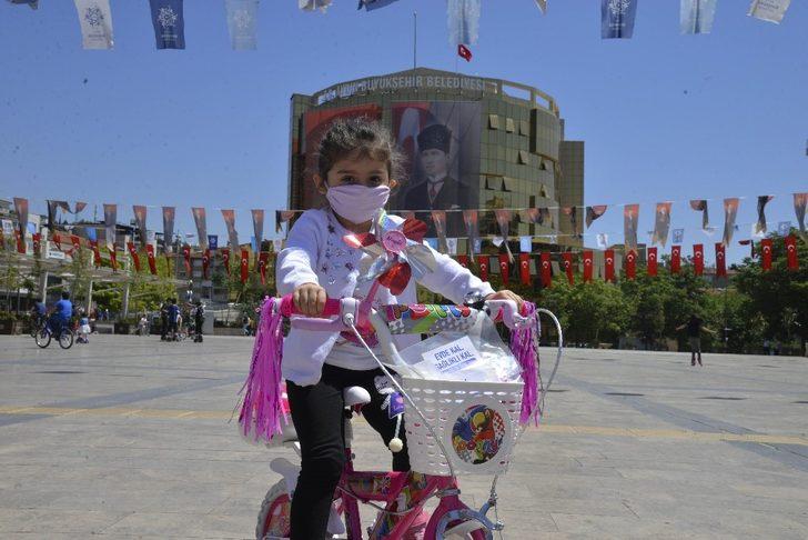 Aydın Büyükşehir Belediyesi çocuklara binlerce maske dağıttı G2