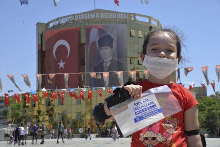 Aydın Büyükşehir Belediyesi çocuklara binlerce maske dağıttı G3