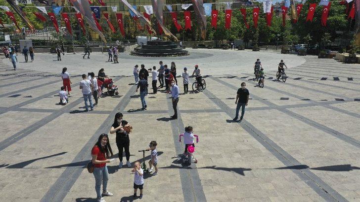 Aydın Büyükşehir Belediyesi çocuklara binlerce maske dağıttı G4