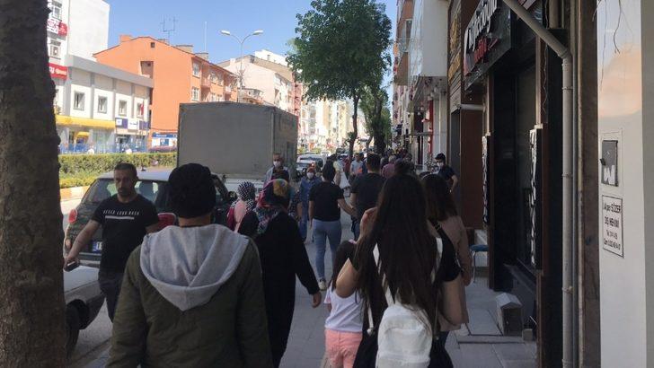 Sosyal mesafenin hiçe sayıldığı izin sonrası cadde ve sokaklar normale döndü G3