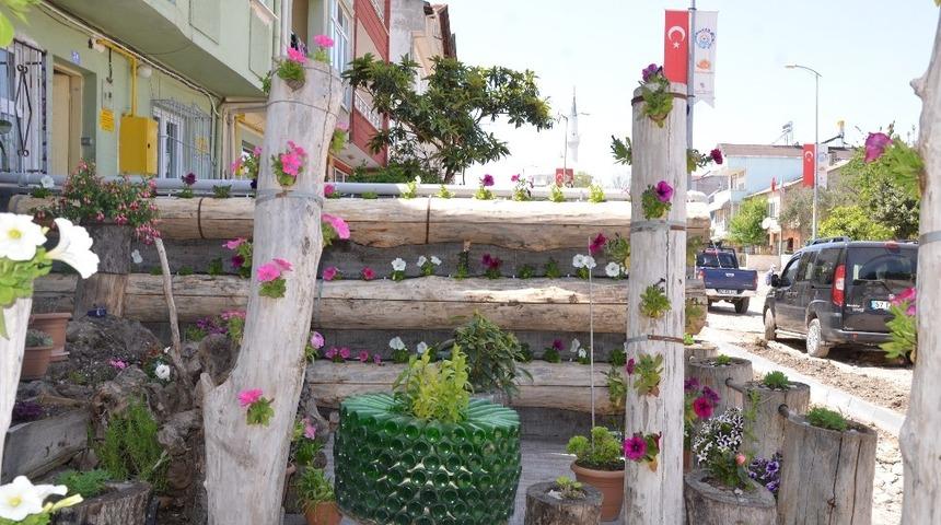 &Ccedil;i&ccedil;eklerle dolu bah&ccedil;e