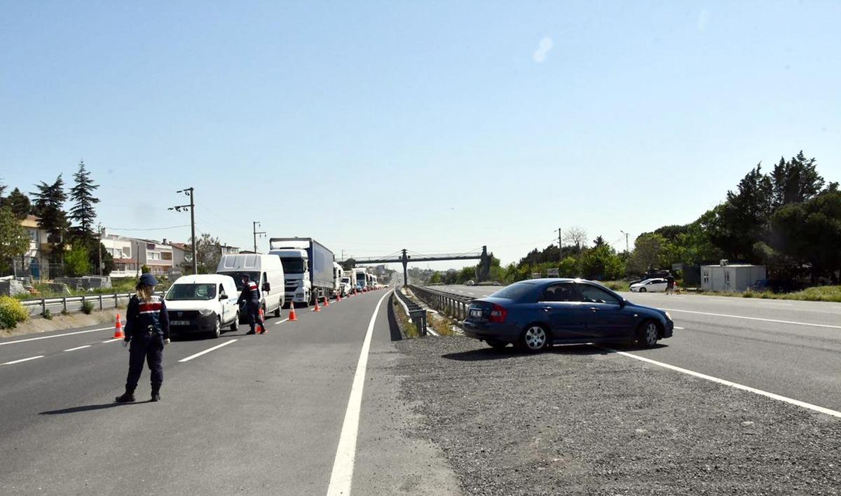 Seyahat kısıtlamasını yanlış anlayan yazlık&ccedil;ılar geri d&ouml;nmek zorunda kaldı