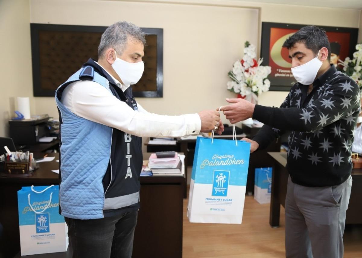 Paland&ouml;ken Belediyesi dara d&uuml;şen esnafa omuz veriyor