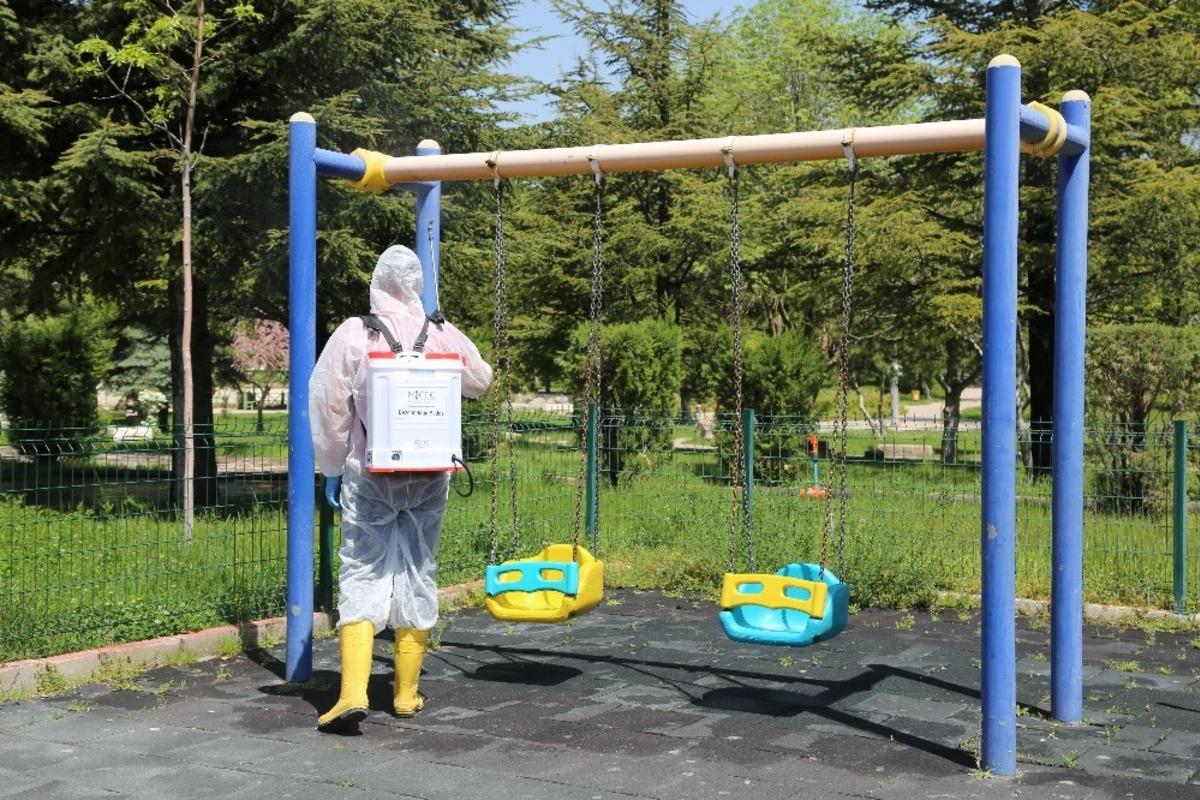 Niğde&rsquo;de &ccedil;ocuk parklarda, belediye de dezenfekte g&ouml;revinde