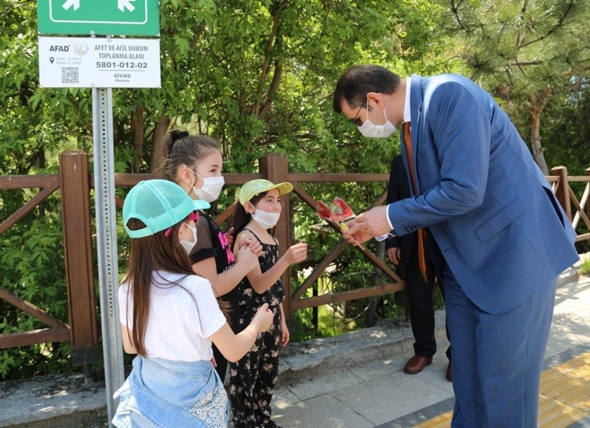 Validen &ccedil;ocuklara s&uuml;rpriz