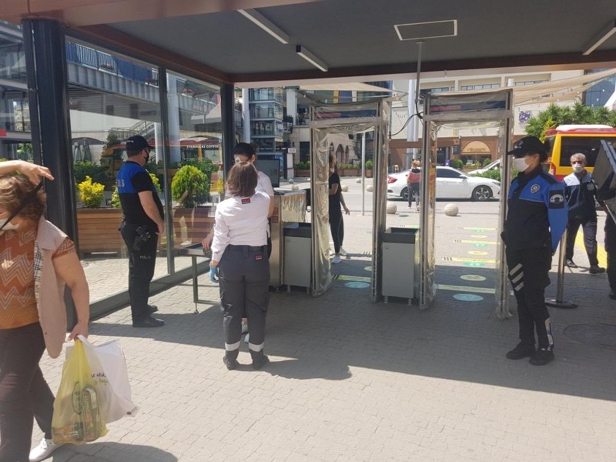 AVM&rsquo;ye giden vatandaşlar vir&uuml;s tedbirleri konusunda bilgilendirildi