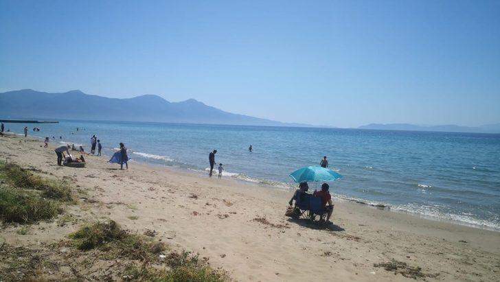 40 gün sonra sokağa çıkan çocuklar, Kuşadası’nda plajlara koştu G1