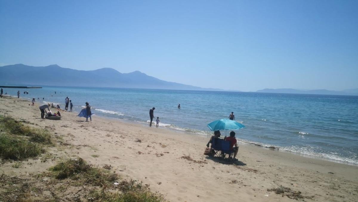 40 g&uuml;n sonra sokağa &ccedil;ıkan &ccedil;ocuklar, Kuşadası&rsquo;nda plajlara koştu