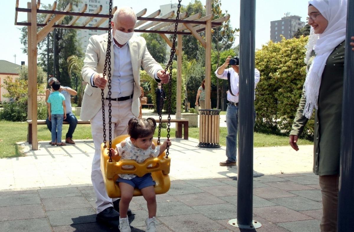 Başkan G&uuml;ltak, parklara akın eden &ccedil;ocuklarla buluştu
