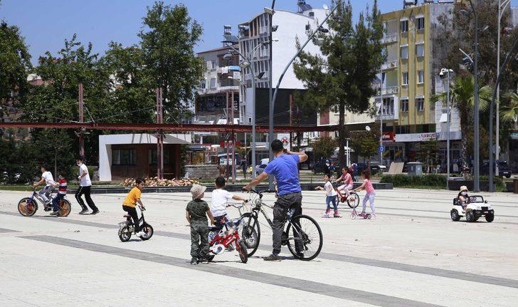 Döşemealtı’nda çocuklar park ve meydanlara koştu G1
