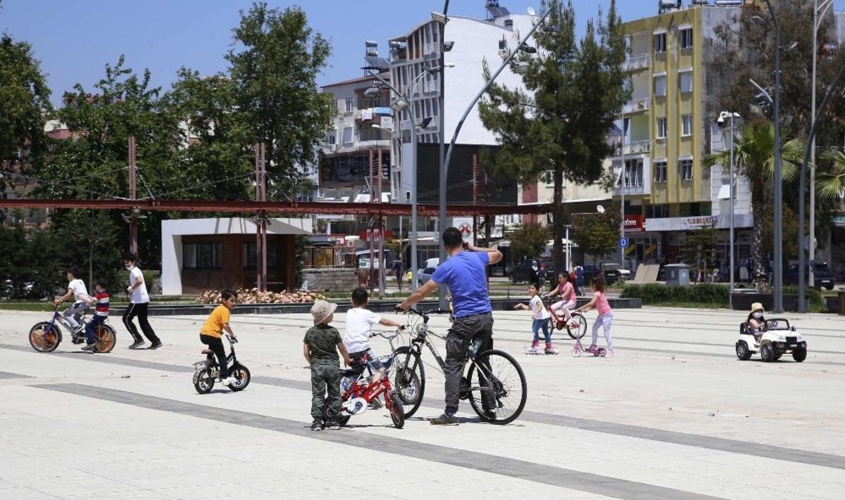 D&ouml;şemealtı&rsquo;nda &ccedil;ocuklar park ve meydanlara koştu