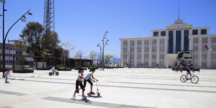 Döşemealtı’nda çocuklar park ve meydanlara koştu G2