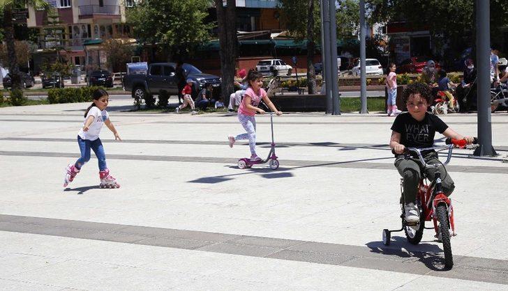 Döşemealtı’nda çocuklar park ve meydanlara koştu G5