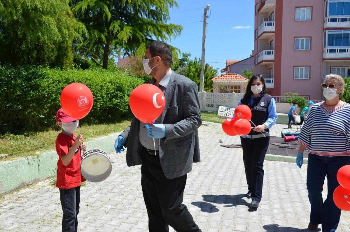 Demirci&rsquo;de &ccedil;ocuklara ay yıldızlı balon ve maske