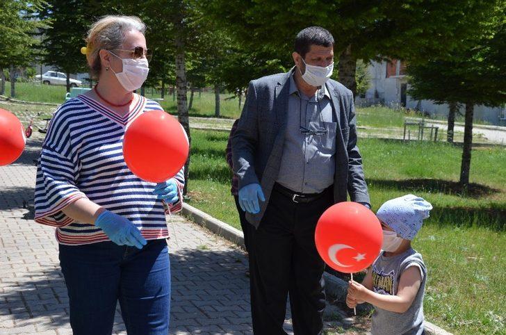 Demirci’de çocuklara ay yıldızlı balon ve maske G2