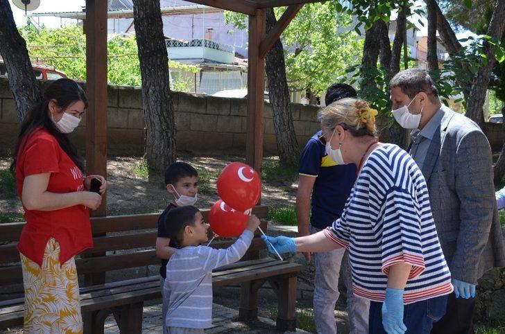 Demirci’de çocuklara ay yıldızlı balon ve maske G3
