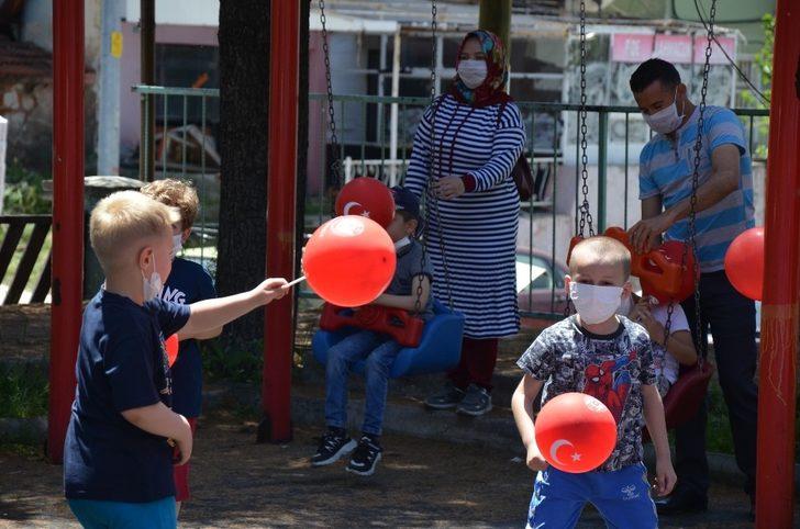 Demirci’de çocuklara ay yıldızlı balon ve maske G4