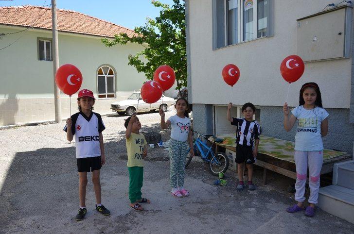 Demirci’de çocuklara ay yıldızlı balon ve maske G5