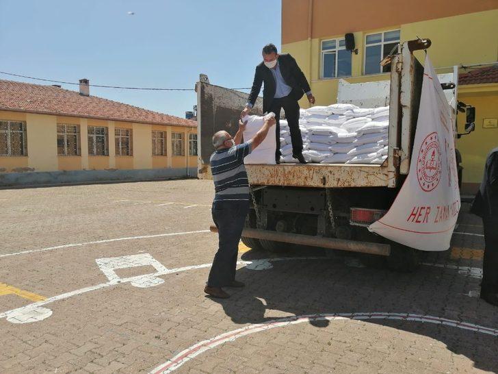 Milli Eğitim Müdürlüğü Tomarza’da 200 çuval un dağıttı G1