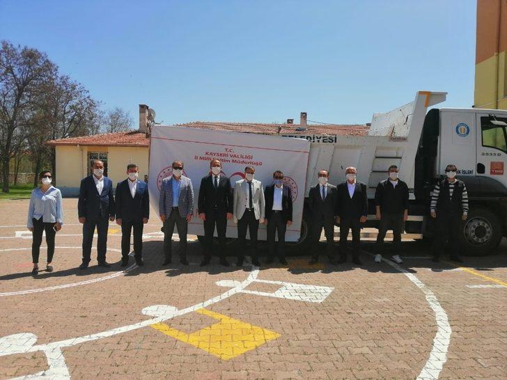 Milli Eğitim Müdürlüğü Tomarza’da 200 çuval un dağıttı G3