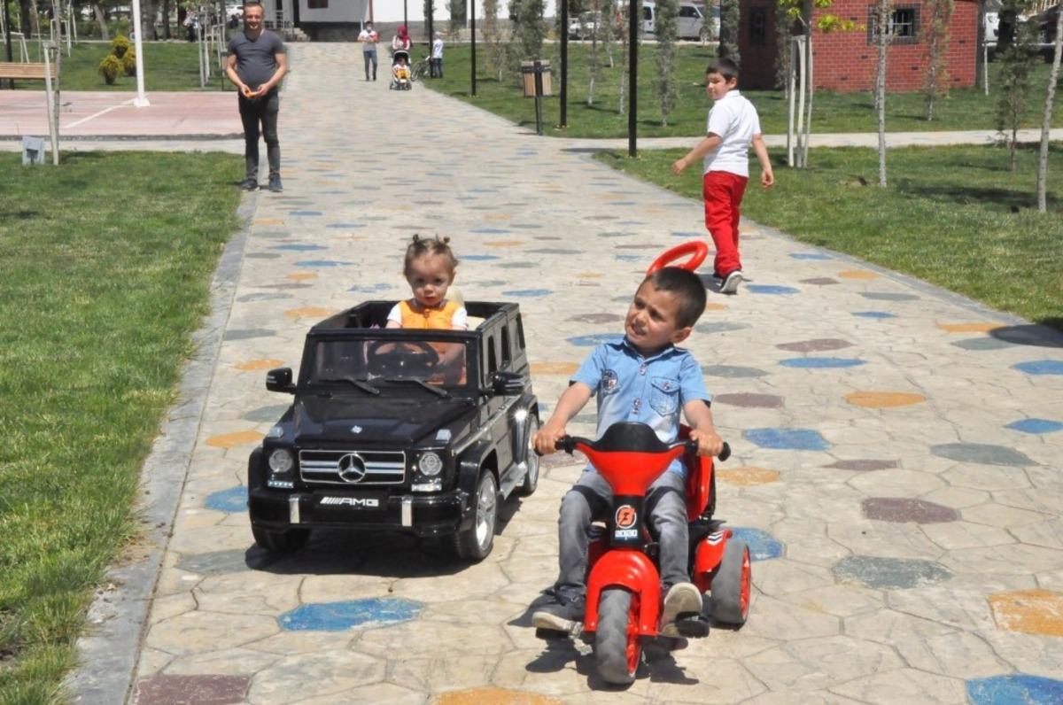 14 yaş altı &ccedil;ocuklar 40 g&uuml;n sonra dışarıya &ccedil;ıktı