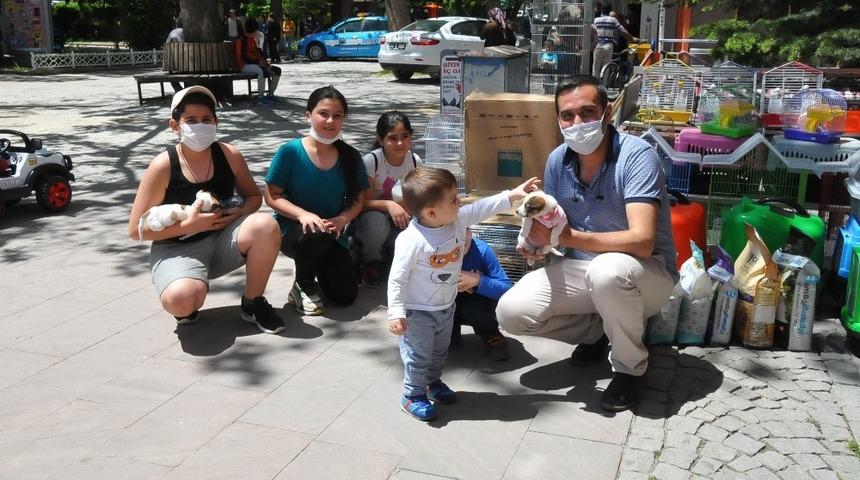 Akşehir &ccedil;ocuk cıvıltılarıyla doldu