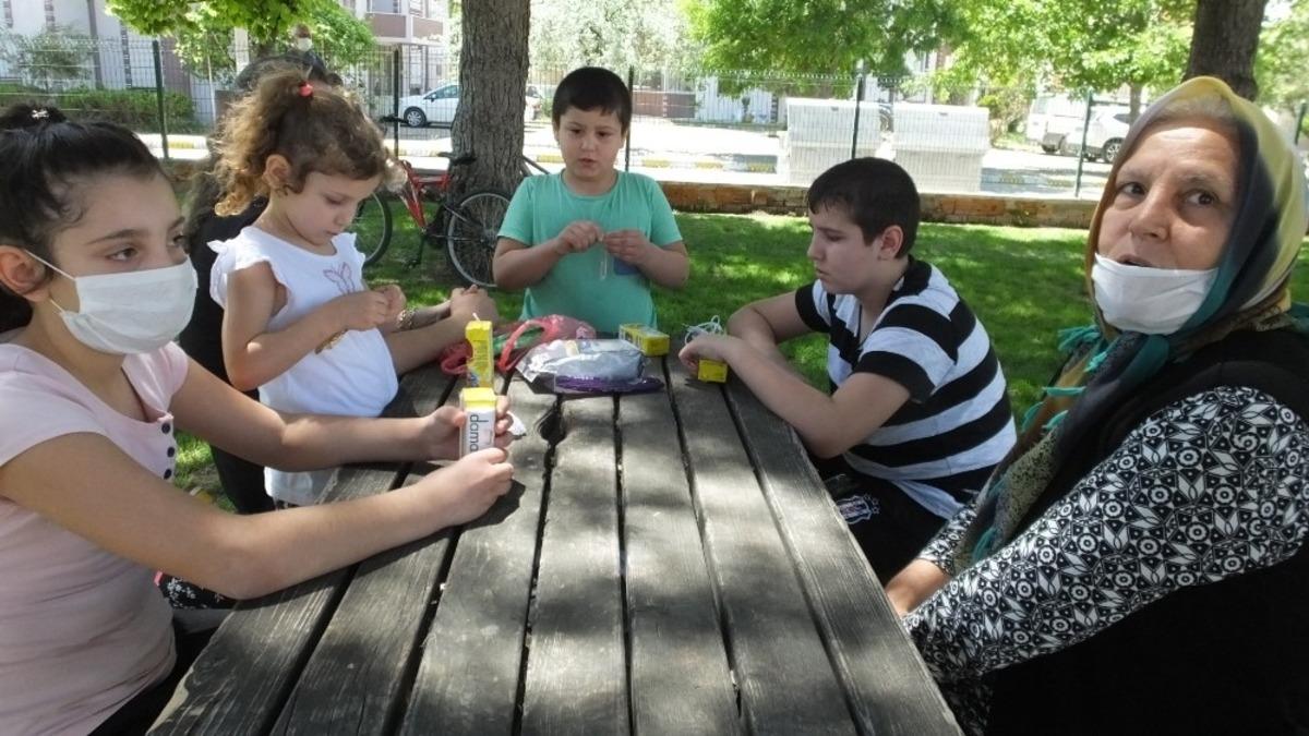 Burhaniye&rsquo;de &ccedil;ocuklar parkları ve sahilleri doldurdu