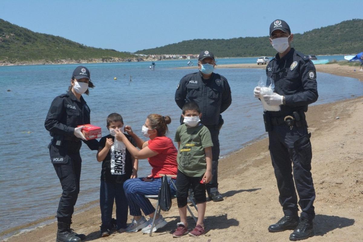 Miniklere polis amca ve ablalardan &ccedil;ikolata ikramı