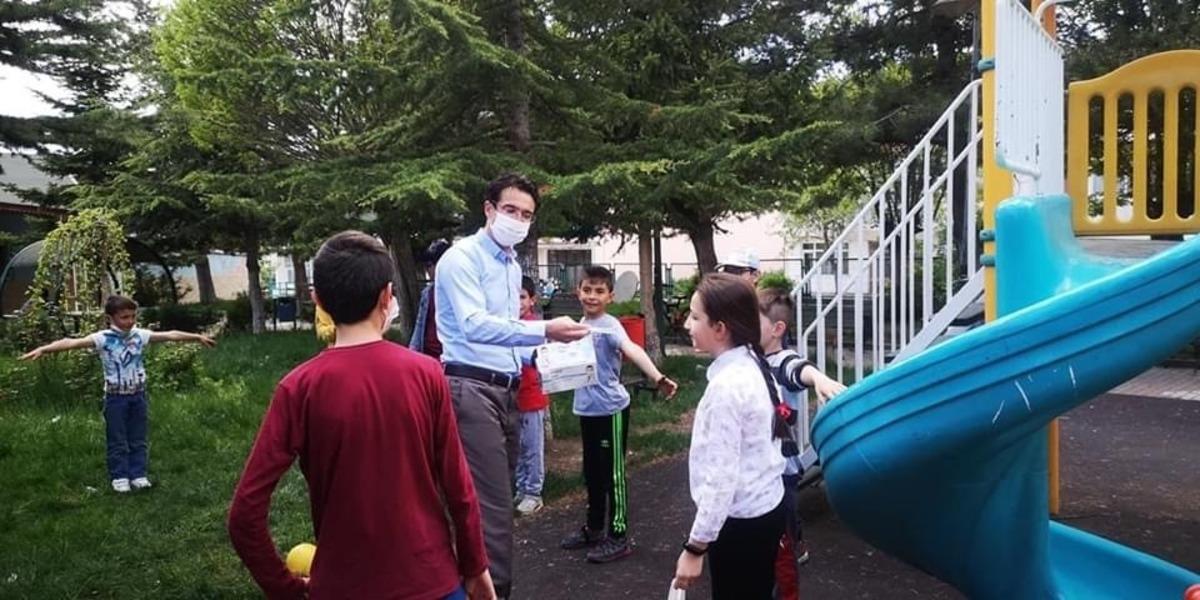 Başkan Tuna, &ccedil;ocukları sosyal mesafe konusunda uyardı