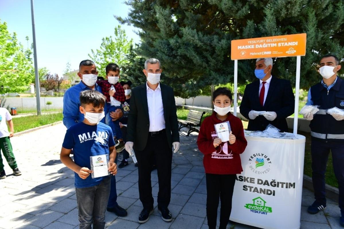 Yeşilyurt Belediyesi&rsquo;nden &ccedil;ocuklara &ouml;zel maske