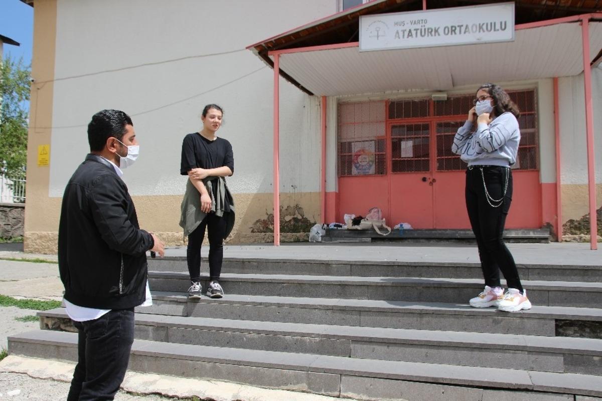 Sokağa &ccedil;ıkan &ccedil;ocuklar ilk olarak okullarına koştu