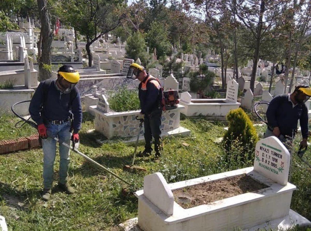 Sungurlu&rsquo;da mezarlıklarda hummalı &ccedil;alışma