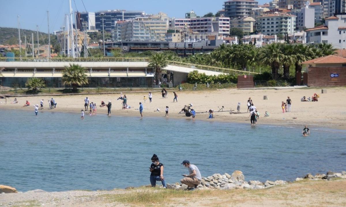 Başkan G&uuml;nel, Kuşadası&rsquo;nda &ccedil;ocuklara &ouml;zel maske ve hediye dağıttı