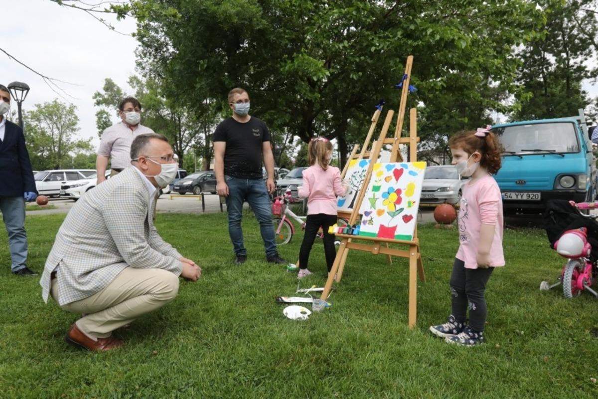 Adapazarı&rsquo;nda resim şenliği ile mutlu &ccedil;ocuklar