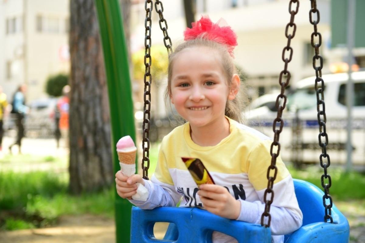 Altınordu&rsquo;da &ccedil;ocuklara &ccedil;ikolata jesti