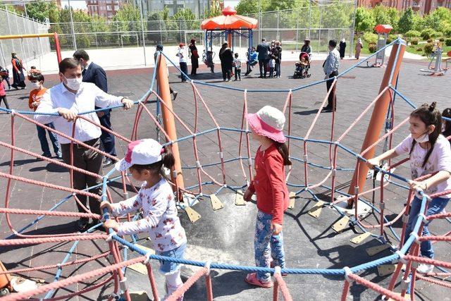 Başkan Kılca’dan çocuklara maske ve çikolata