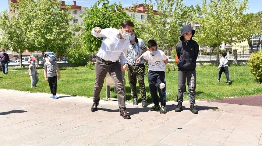 Başkan Kılca’dan çocuklara maske ve çikolata