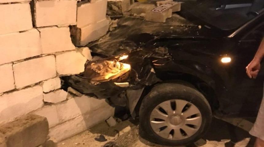 Alkollü sürücünün çarptığı otomobil bahçe duvarına girdi