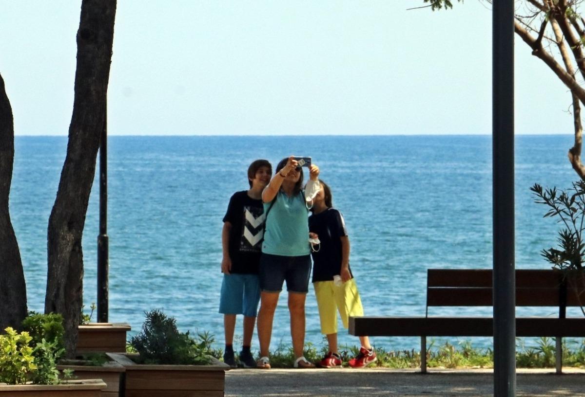 Sahile inemeyince fotoğraf &ccedil;ekmekle yetindiler