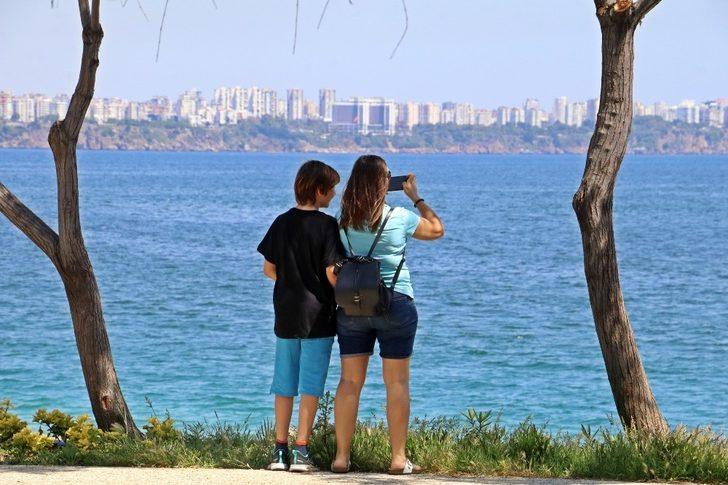 Sahile inemeyince fotoğraf çekmekle yetindiler G2