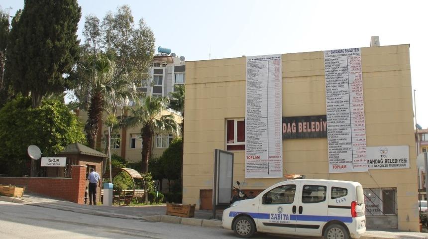 Samandağ’da gelir-gider tablosu belediye binasına asıldı