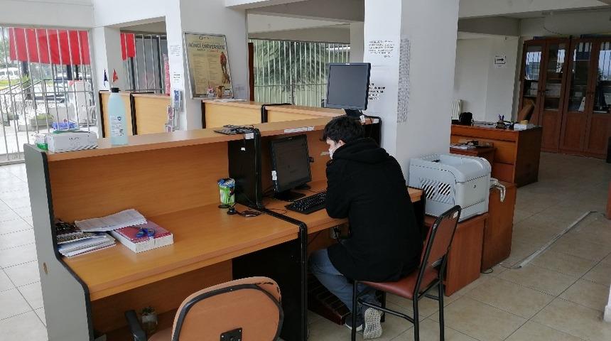 Anadolu &Uuml;niversitesi, online sınavlar s&uuml;resince a&ccedil;ık&ouml;ğretim b&uuml;rolarını &ouml;ğrencilerin kullanımına sundu