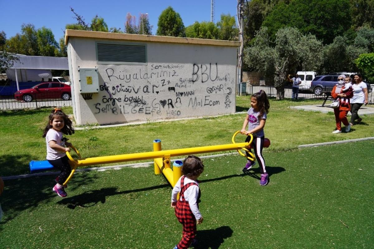 Parka koşan &ccedil;ocuklara oyuncak dağıtıldı