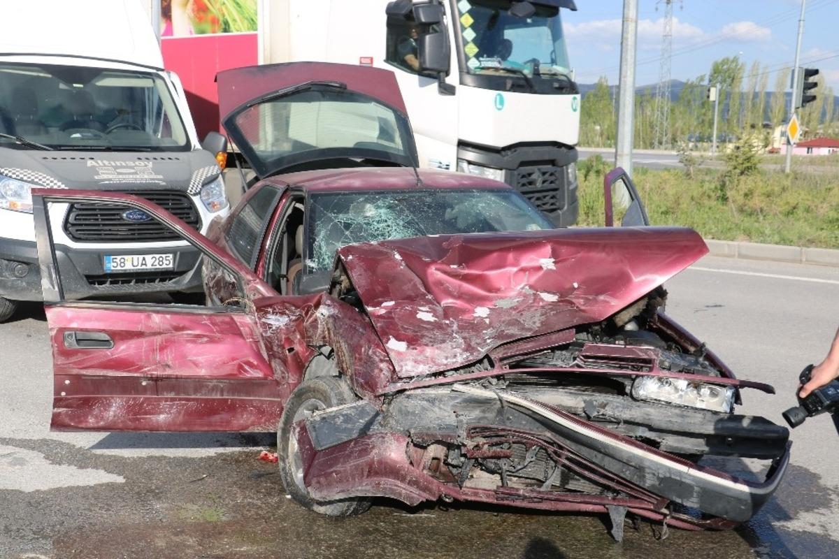 Otomobil hurdaya d&ouml;nd&uuml;: 1 yaralı